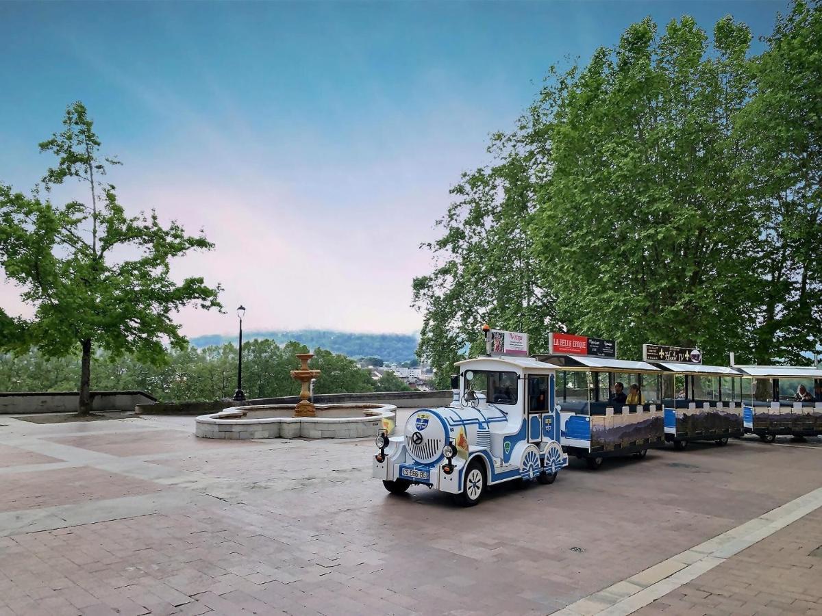 Quartier Historique Et Populaire Du Chateau De Pau Buitenkant foto